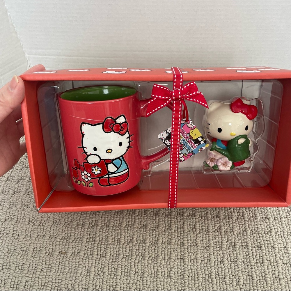 NIB hello kitty garden mug and figurine set